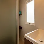 Casa de Férias Le Pinedou, Mobil-home Niche Sous Les Pins Avec Jolie Vue Hyères