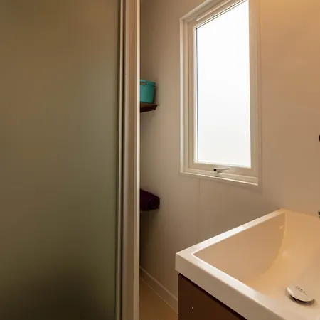 Ferienhaus Le Pinedou, Mobil-home Niche Sous Les Pins Avec Jolie Vue Hyères