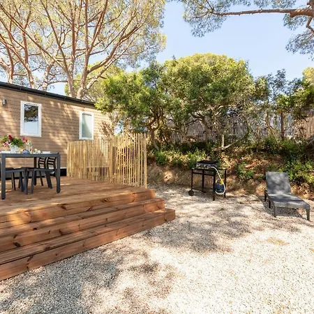 Casa de Férias Le Pinedou, Mobil-home Niche Sous Les Pins Avec Jolie Vue *