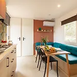 Le Pinedou, Mobil-home Niche Sous Les Pins Avec Jolie Vue Vakantiehuis