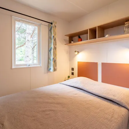 度假居 Le Pinedou, Mobil-home Niche Sous Les Pins Avec Jolie Vue 耶尔