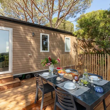 Le Pinedou, Mobil-home Niche Sous Les Pins Avec Jolie Vue 度假居