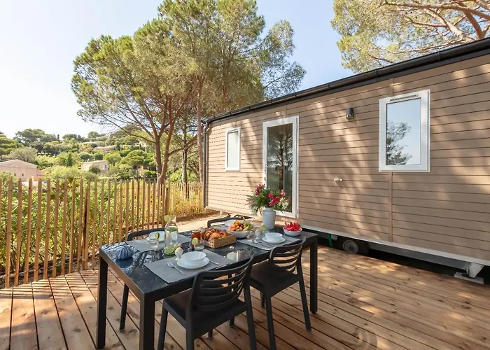 Le Pinedou, Mobil-home Niche Sous Les Pins Avec Jolie Vue הייר
