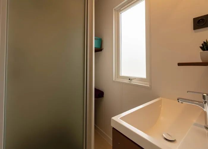 Casa vacanze Le Pinédou, Mobil-home Niché Sous Les Pins Avec Jolie Vue Hyères